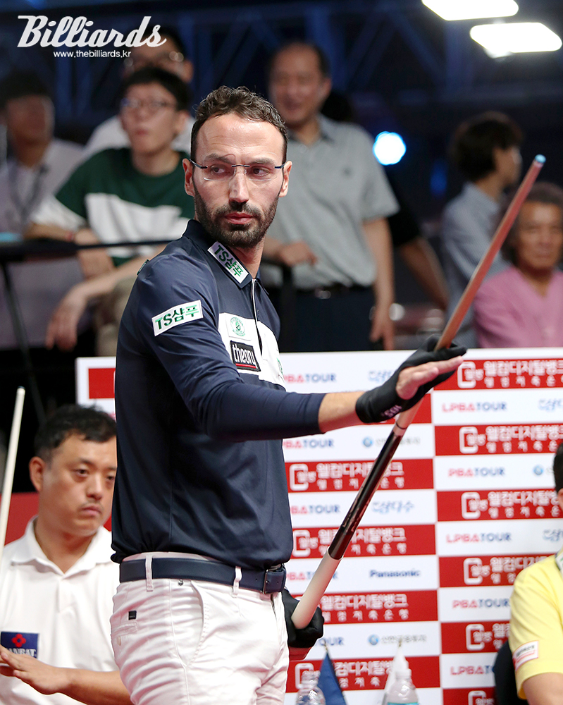 'PBA 초대 챔피언' 필리포스 카시도코스타스(그리스)가 26일 열린 '웰컴저축은행 웰뱅 PBA 챔피언십' 128강 첫 경기에서 탈락하는 이변이 일어났다.  사진=김용근/PBA 프로당구협회