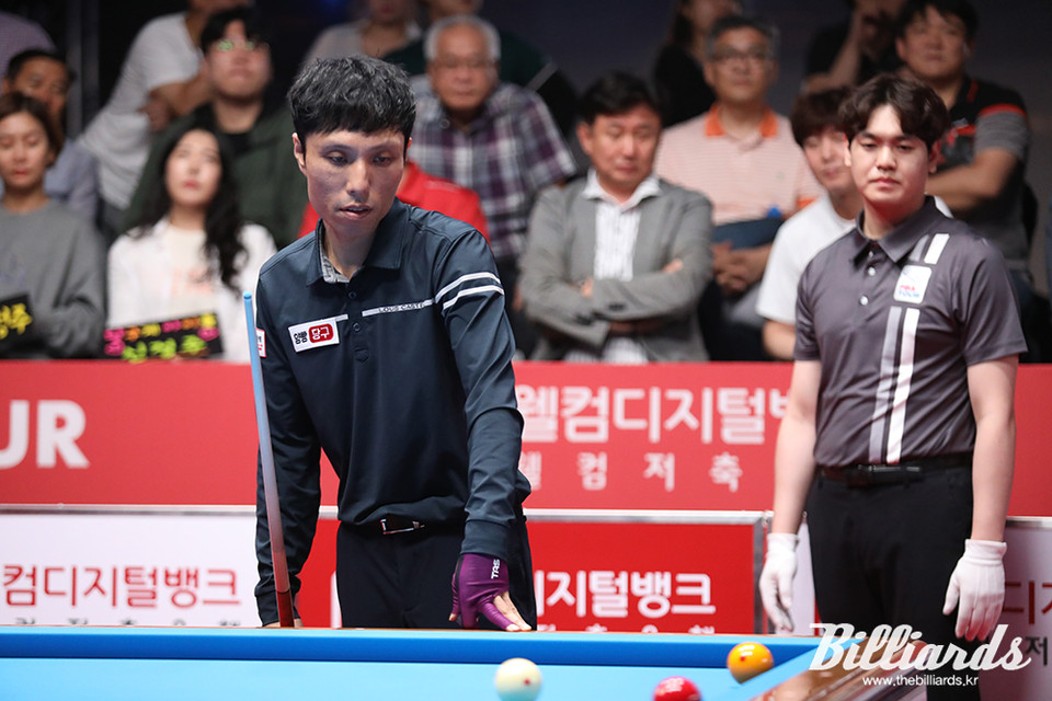 최원준이 프로당구 3차 투어 '웰컴저축은행 웰뱅 PBA 챔피언십' 16강전에서 신정주를 세트스코어 3-2로 꺾고 8강에 진출했다.   사진=김주석 기자