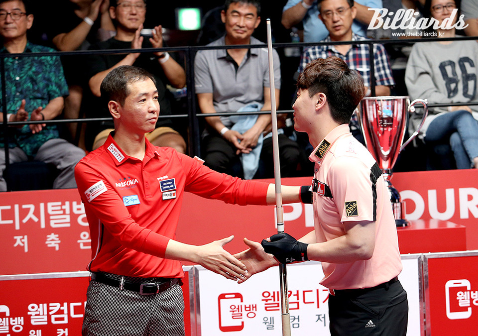 경기가 끝나자 악수를 나누는 이태현(왼쪽)과 김남수.   사진=김용근/PBA 프로당구협회