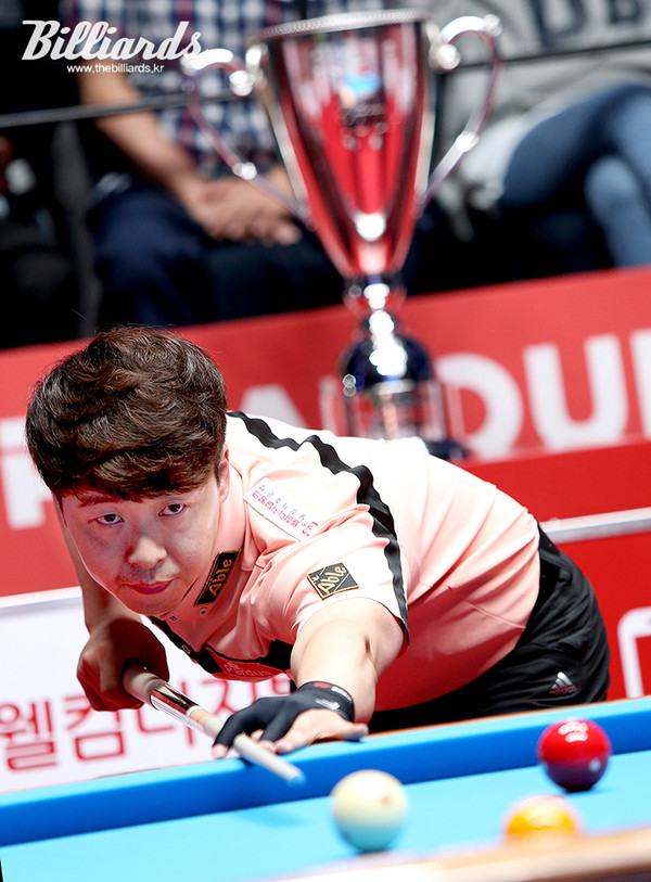 동호인 출신 프로선수 김남수가 '웰컴저축은행 웰뱅 PBA 챔피언십' 8강전에서 강호 이태현을 세트스코어 3-1로 꺾고 준결승에 진출했다. 사진=김민영 기자