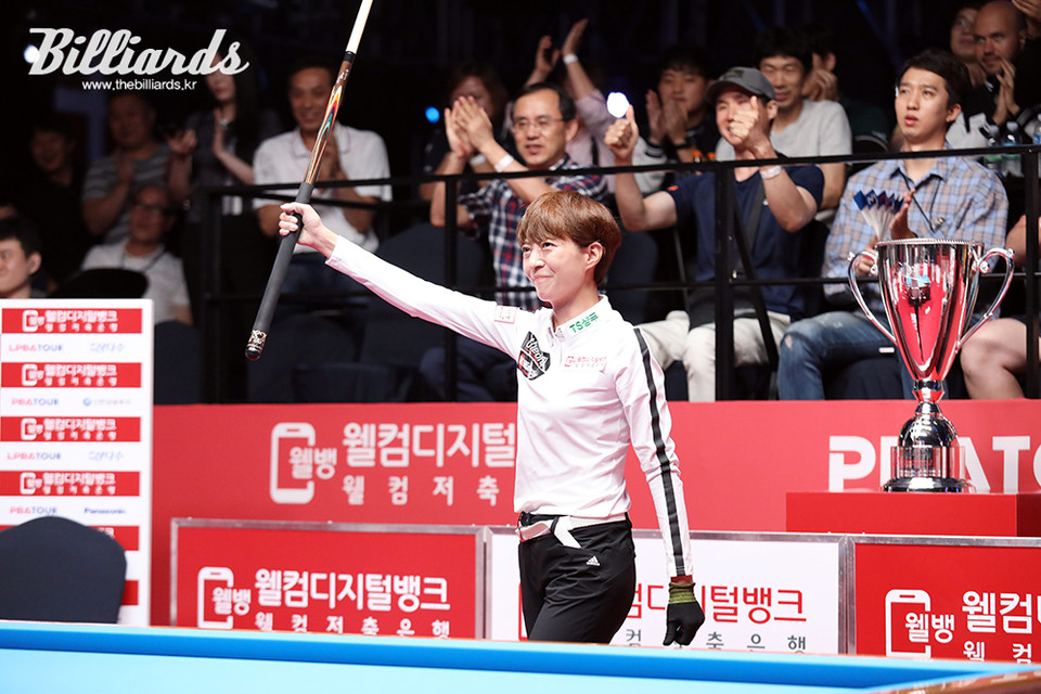 우승 후 큐를 들고 관중들의 환호에 답하는 임정숙. 사진=이용휘 기자