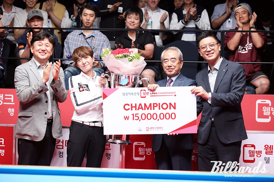 시상식에서 우승트로피와 상금 1500만원을 받는 임정숙. 사진 왼쪽부터 PBA 장상진 부총재, 김영수 총재, 임정숙, 웰컴저축은행 박성수 본부장.  사진=이용휘 기자