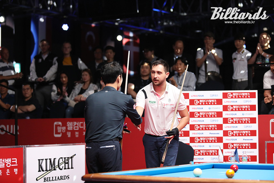 경기가 끝나자 악수를 나누는 두 선수.   사진=김주석 기자