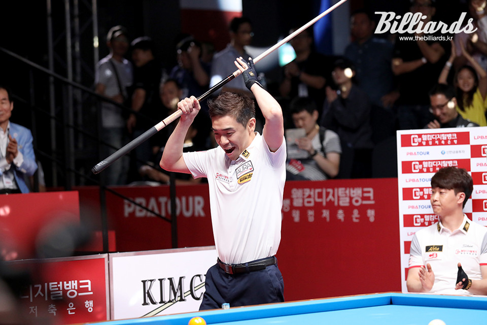 불가능한 역전극을 완성한 정경섭이 매치포인트를 올리는 순간 환호하고 있다.  사진=이용휘 기자