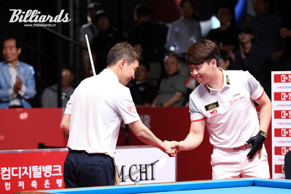 경기 후 악수를 나누는 두 선수.   사진=이용휘 기자