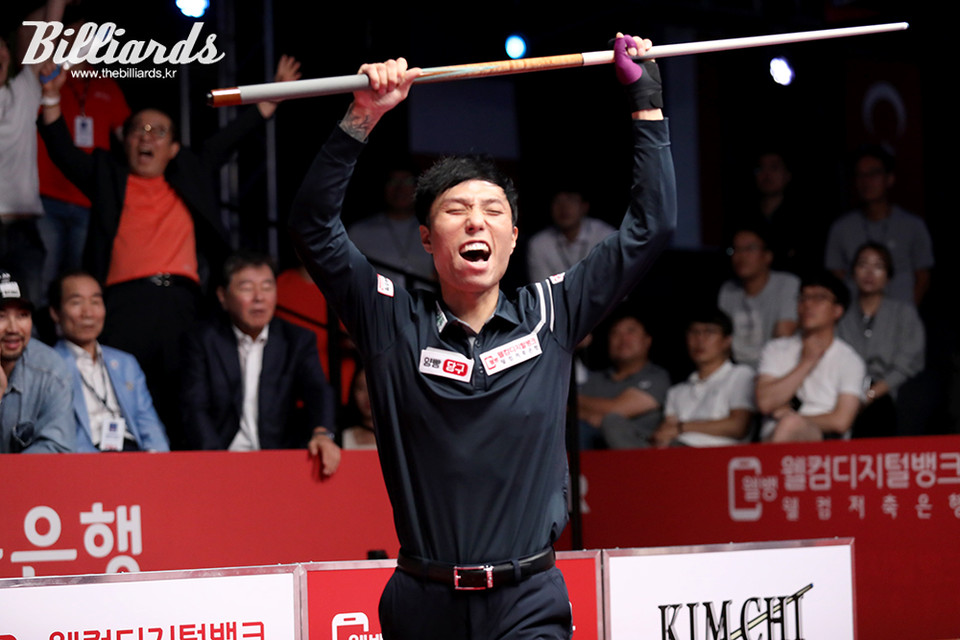 '전북의 자존심' 최원준(41)이 프로당구 투어 3차전 웰컴저축은행 웰뱅 PBA 챔피언십 결승에서 정경섭(40)을 세트스코어 4-2로 꺾고 우승을 차지했다. 우승하는 순간 환호하는 최원준.  사진=이용휘 기자