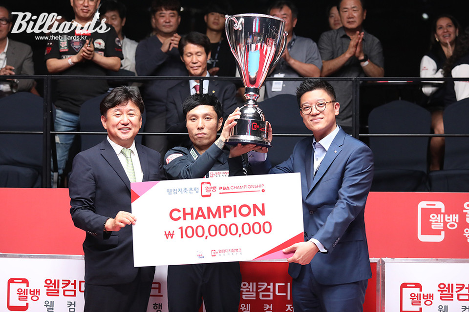 우승상금 1억원과 우승트로피를 최원준에게 전달한 PBA 장상진 부총재(왼쪽)와 웰컴저축은행 박성수 본부장(오른쪽).   사진=이용휘 기자