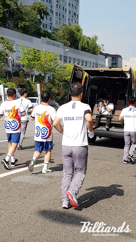 성화를 들고 달리는 조재호.  사진=서울당구연맹 제공