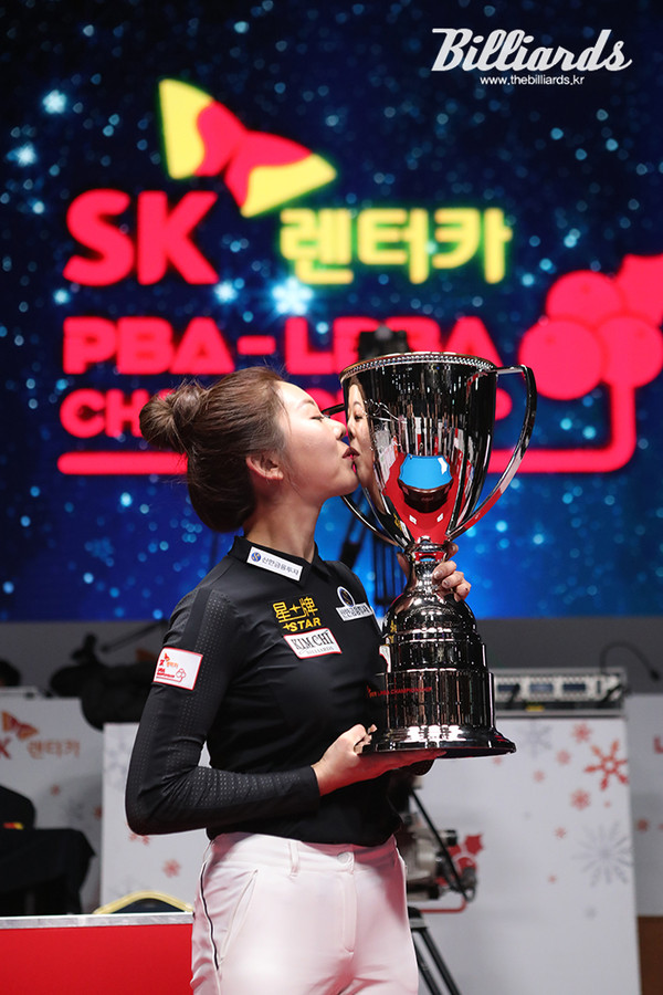 SK렌터카 LPBA 챔피언십 우승을 차지한 김가영이 우승 트로피에 입을 맞추고 있다.  사진=이용휘 기자