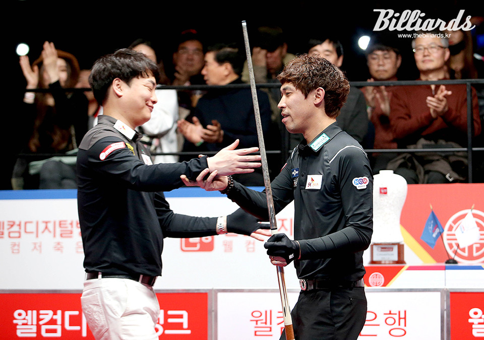 8강전에서 승리한 김형곤과 아쉽게 패한 강민구가 악수를 나누고 있다.   사진=김용근/PBA 프로당구협회