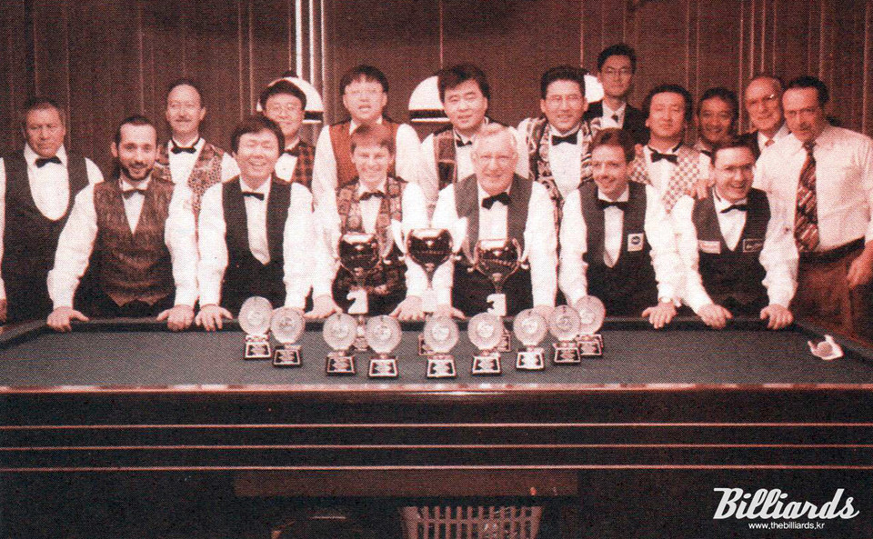 96 ‘상리 국제 오픈 3쿠션 대회’에 참가한 선수들. 앞줄 왼쪽부터 세미 사이그너, 이상천, 토브욘 블롬달, 레이몽 클루망, 딕 야스퍼스, 프레데릭 쿠드롱.   빌리어즈 자료사진