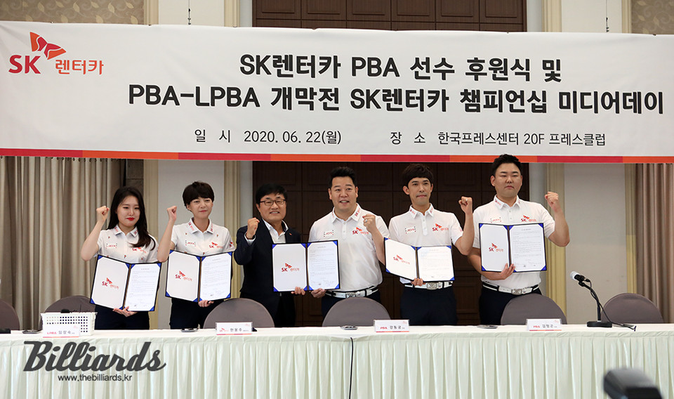 SK렌터카의 현몽주 대표(가운데)와 5명의 선수들이 후원조인서에 서명을 마치고 정식 후원계약을 체결했다. 이날 해외 입국자로 모처에 격리된 에디 레펜스는 참석을 못했다.  사진=김민영 기자