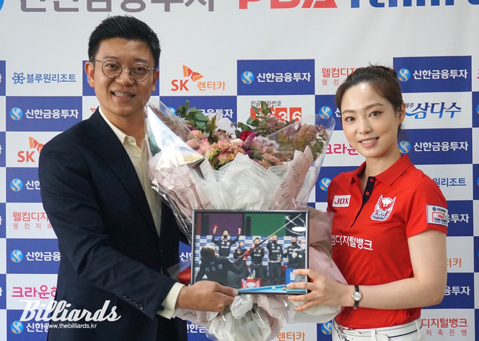 MVP 시상식에 참석한 웰컴저축은행 박성수 본부장이 차유람에게 꽃다발을 전달하고 있다.  사진=PBA 제공