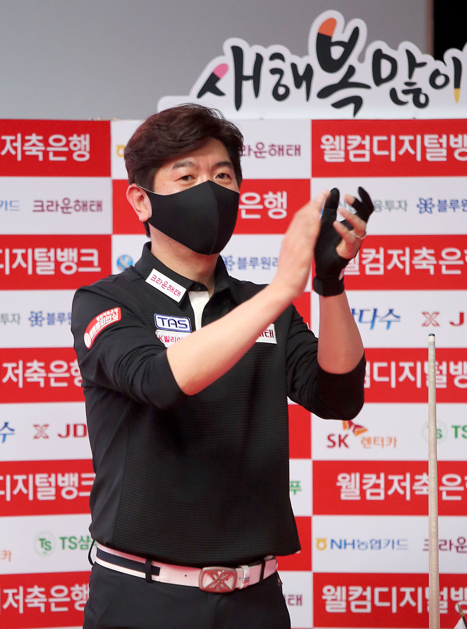 첫 준결승 진출로 기대를 모았던 김재근이 강민구의 승리를 축하하고 있다.  사진=김용근/PBA 프로당구협회
