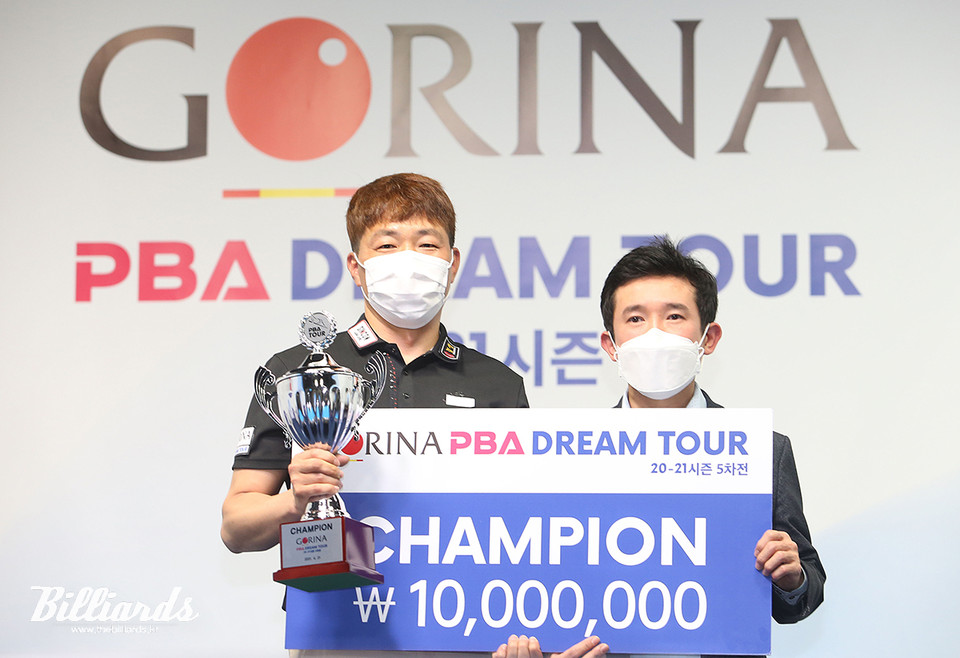 우승자 고도영(왼쪽)과 고리나 임정철 대표.  사진=김용근/PBA 프로당구헙회