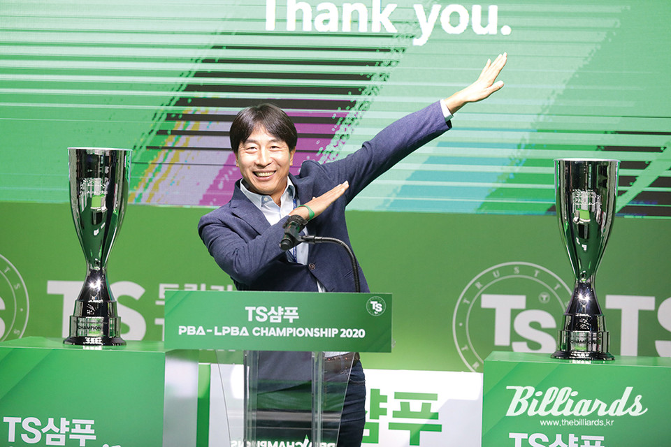 TS샴푸 PBA-LPBA 챔피언십 개막식에서 트레이드마크인 'TS 포즈'로 인사를 전하는 장기영 대표.  사진=이용휘 기자
