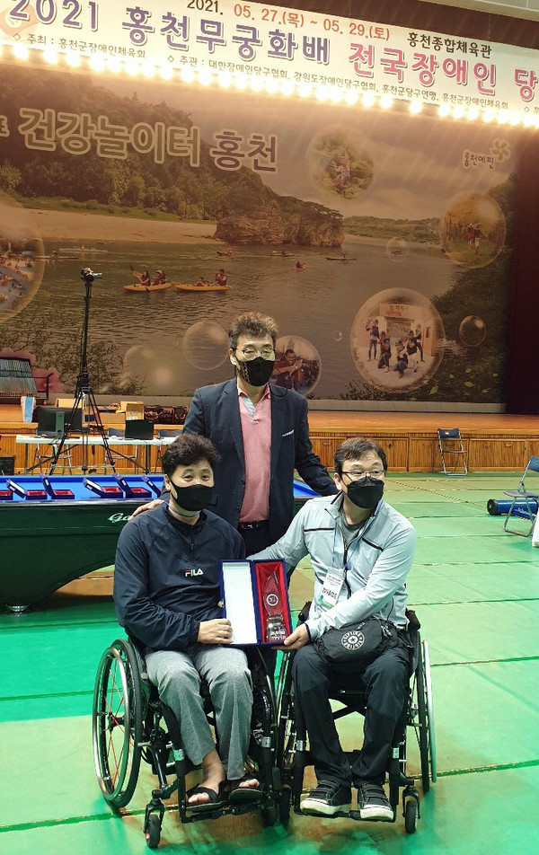 남녀 통합 복식에서 우승을 차지한 조일호(좌)-박인수(우)와 박완순 실무부회장(가운데). 사진=대한장애인당구협회 제공