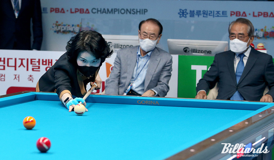 개막식에서 시타를 하는 블루원리조트 윤재연 대표이사.  사진=김용근/프로당구협회