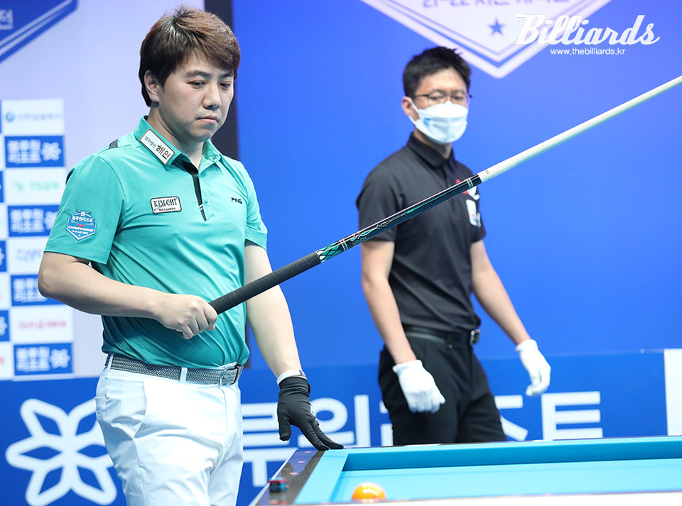 김종원이 PBA 투어 최다 결승전 진출자인 강민구를 꺾고 8강에 올랐다.  사진=이용휘 기자