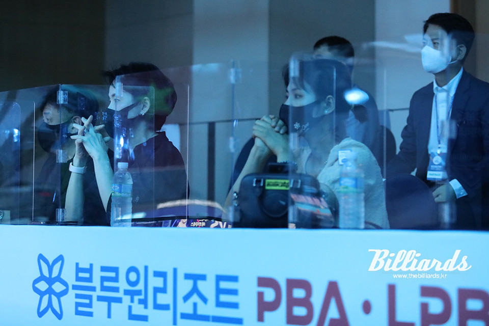 블루원 엔젤스 소속 선수인 다비드 자파타의 준결승전 경기를 지켜보는 블루원리조트 윤재연 대표와 스롱 피아비.  사진=이용휘 기자