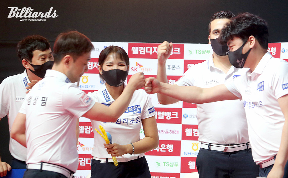 첫 승리에 기뻐하는 블루원리조트 선수들.  사진=김용근/PBA 프로당구협회