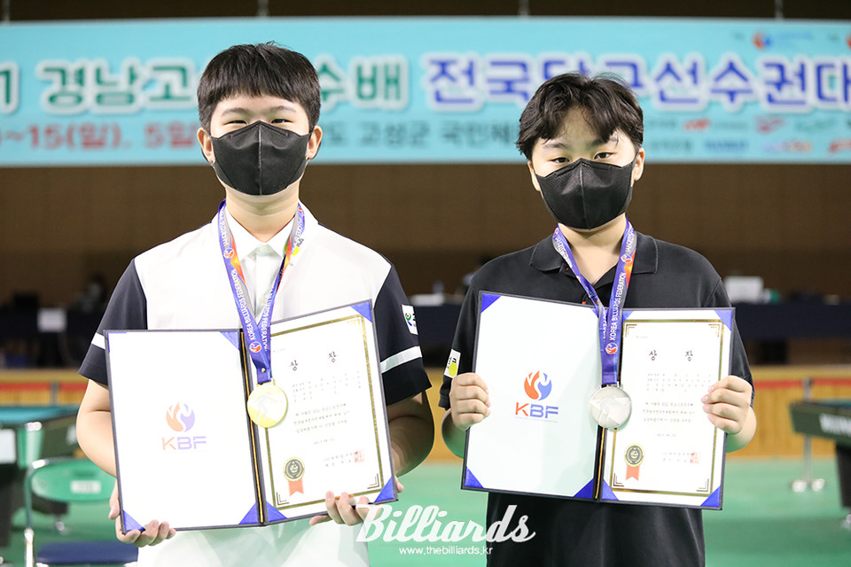 금메달과 은메달을 나란히 목에 건 김도현과 양승모.  사진=이용휘 기자