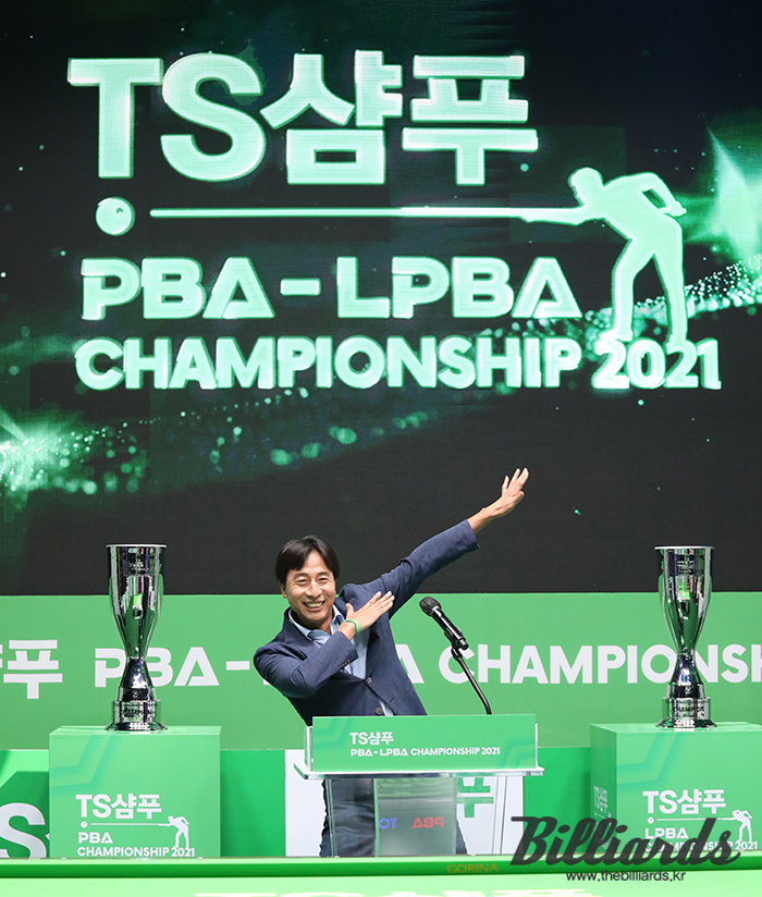 3번째 추석 당구대전인 'TS샴푸 PBA-LPBA 챔피언십 2021'이 오늘(16일) 개막식을 열고 대회의 시작을 알렸다. 환영사를 하는 TS트릴리온의 장기영 대표.  사진=김민영 기자