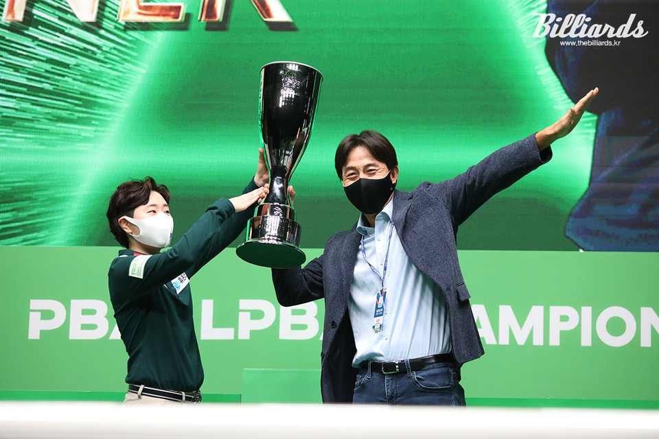 우승 김세연(왼쪽)과 대회 타이틀스폰서 TS샴푸의 장기영 대표.  사진=이용휘 기자