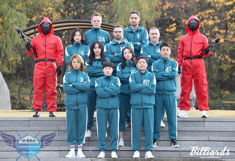 넷플릭스 오리지널 드라마 '오징어게임' 속 초록 추리닝을 입은 프로 당구선수들.  사진=프로당구협회(PBA) 제공