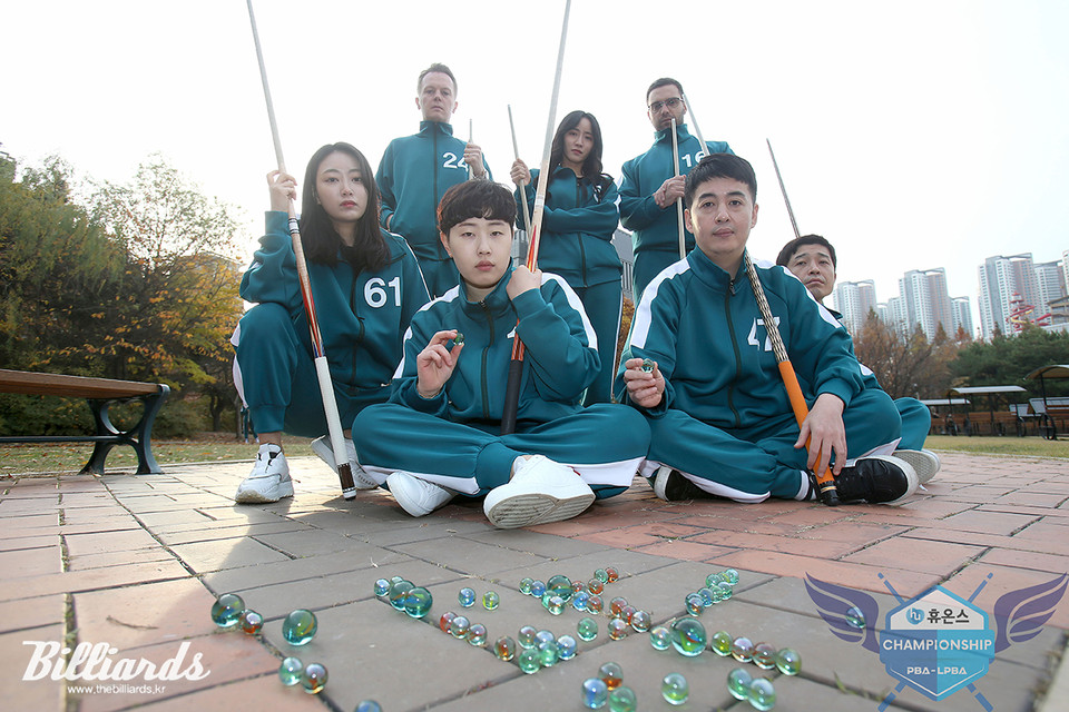 '구슬치기' 컨셉을 잡은 휴온스 선수들.  사진=프로당구협회(PBA) 제공