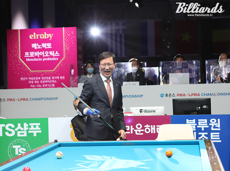 휴온스 PBA-LPBA 챔피언십의 개회식에서 시타에 나선 (주)휴온스 윤성태 부회장.  사진=김민영 기자