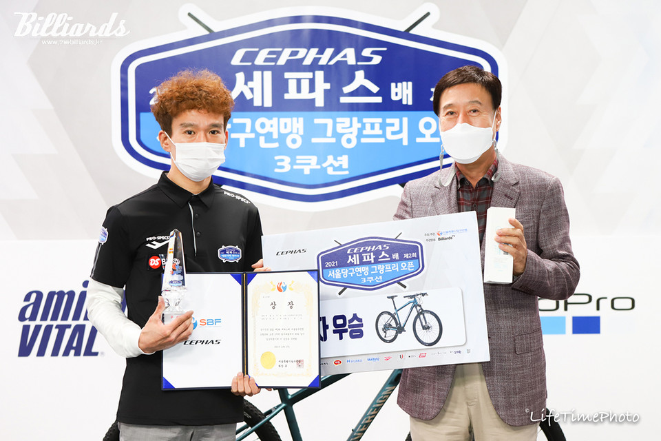 세파스배 남자부 우승자 김동수(왼쪽).  사진=함상준/서울당구연맹 제공