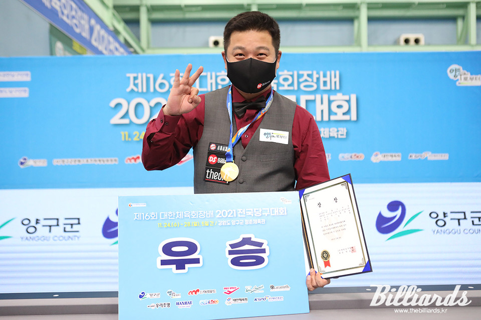 올해 열린 4개의 대회 중 3개 대회에서 연속 우승을 차지한 서창훈이 손가락으로 "3"을 표시하고 있다.  사진=이용휘 기자