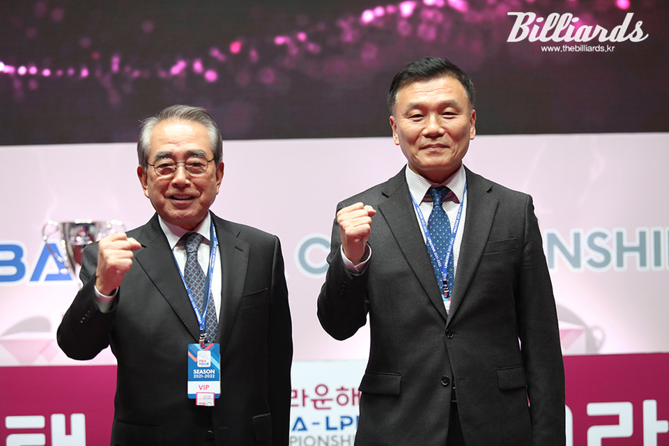개회식 후 기념촬영을 하는 프로당구협회 김영수 총재와 기종표 단장.  사진=김민영 기자