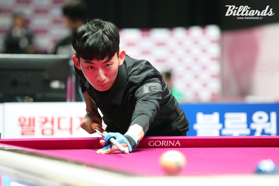 '99년생 새내기' 고준서가 프로당구 5차 투어 '크라운해태 PBA 챔피언십' 32강전에서 강호 해커를 세트스코어 3-0으로 꺾고 처음으로 16강 진출에 성공했다.  사진=이용휘 기자