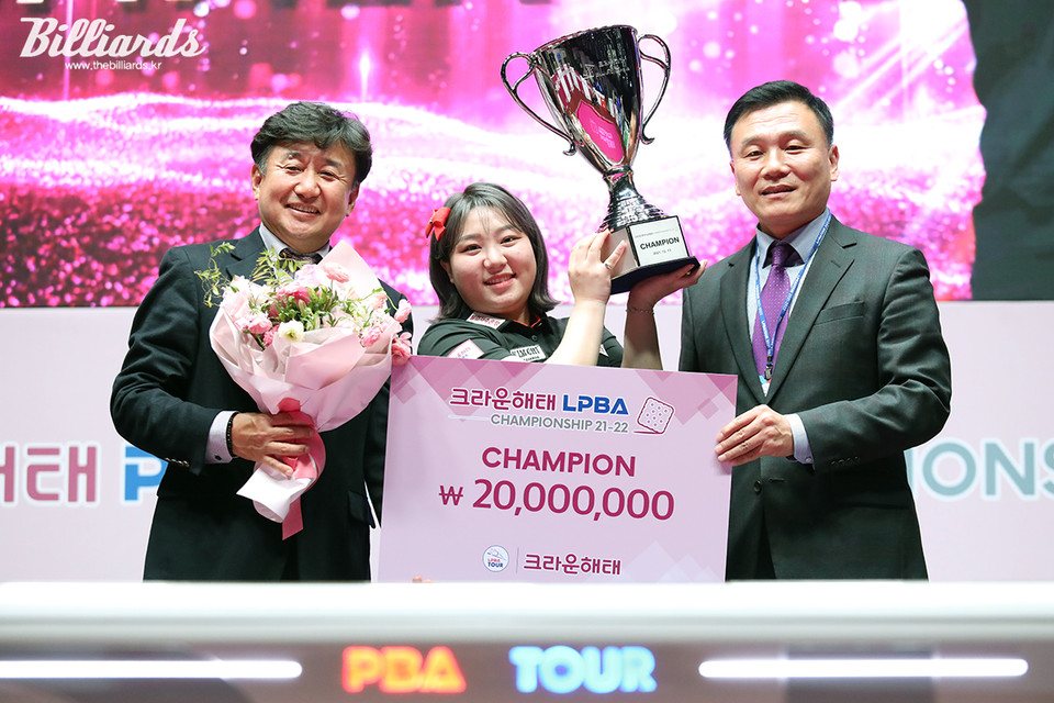 우승 트로피를 받은 김예은과 프로당구협회 장상진 부총재(왼쪽), 크라운해태 라온 기종표 단장(오른쪽).  사진=이용휘 기자