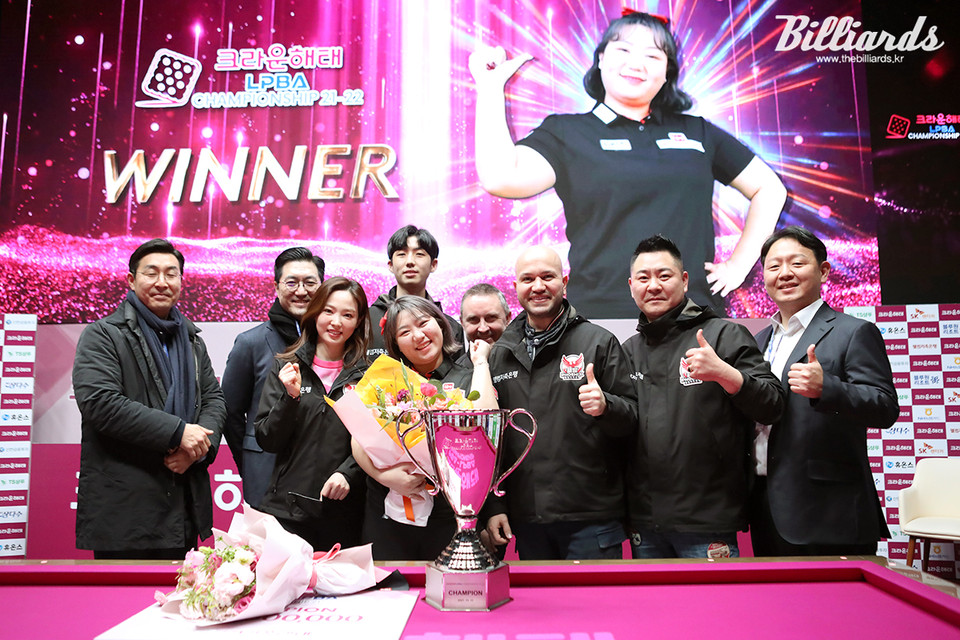 김예은의 우승을 축하하는 웰컴저축은행 웰뱅피닉스 팀원과 관계자들.  사진=이용휘 기자