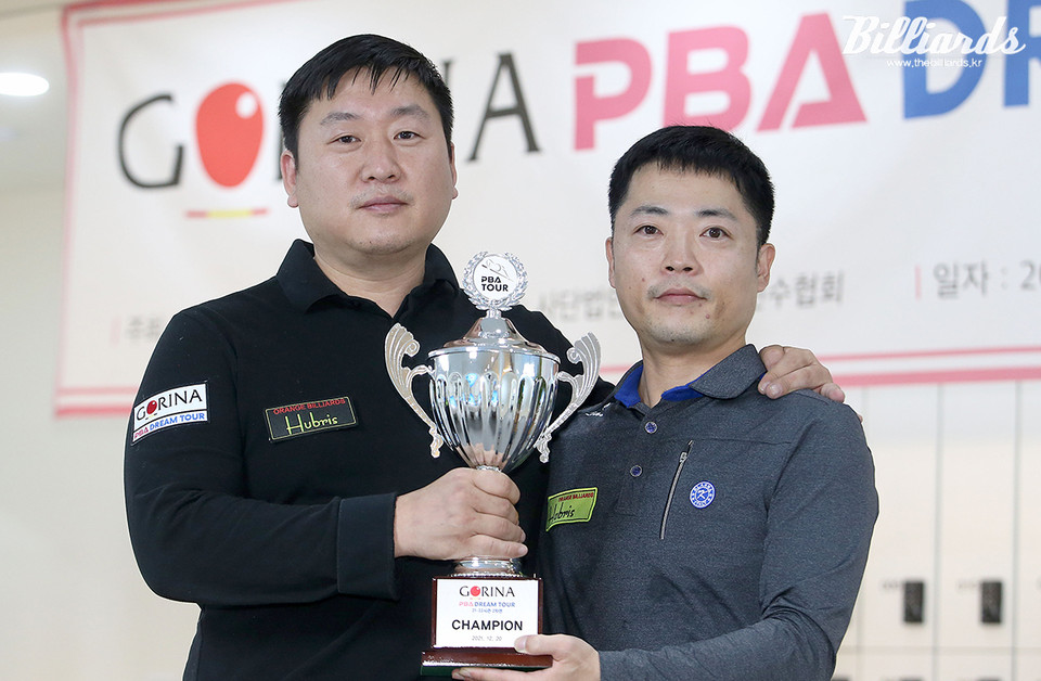 준우승 이경욱(왼쪽)과 우승자 강인수.  사진=프로당구협회 제공