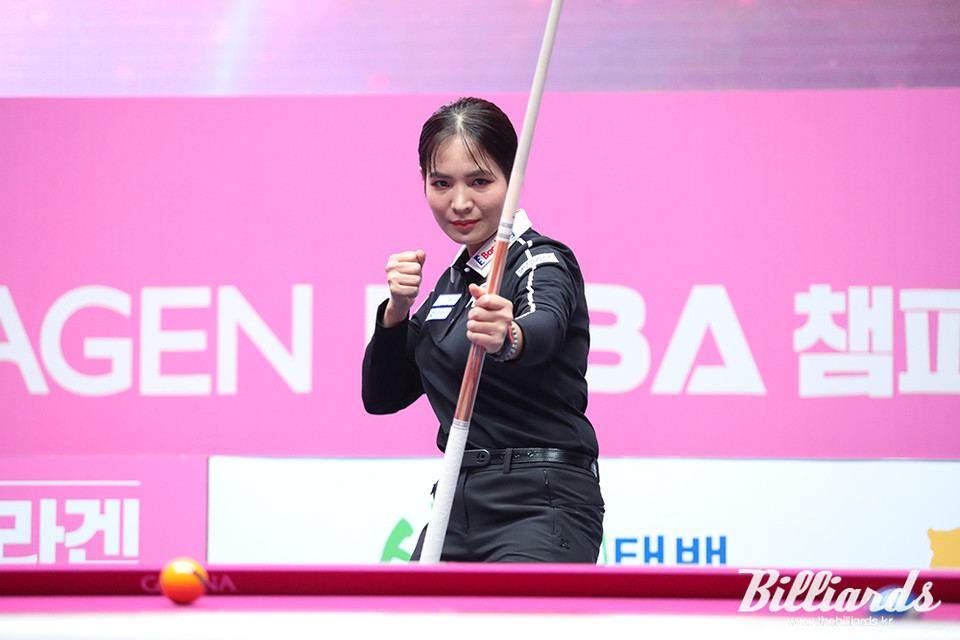 "우승 과녁을 향해" 준결승전 진출을 확정한 스롱 피아비가 큐를 이용해 활 시위를 당기는 듯한 세리머니를 선보이고 있다.  사진=이용휘 기자