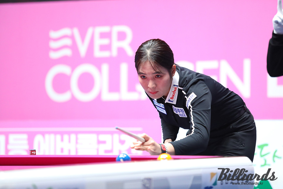 자신의 공에서 끝까지 눈을 떼지 않는 스롱 피아비.  사진=이용휘 기자