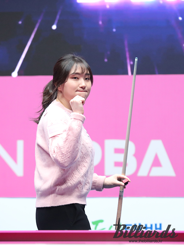 3세트에서 역전승으로 스롱 피아비의 독주를 막아선 강지은이 화이팅을 외치고 있다.  사진=이용휘 기자