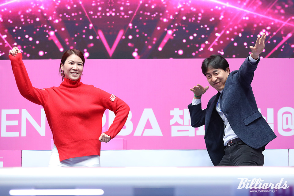 결승전 후 열린 시상식에서 'TS샴푸 베스트퍼포먼스상'을 받은 오수정이 시상자로 나선 TS샴푸 장기영 대표이사와 춤을 추고 있다.  사진=이용휘 기자