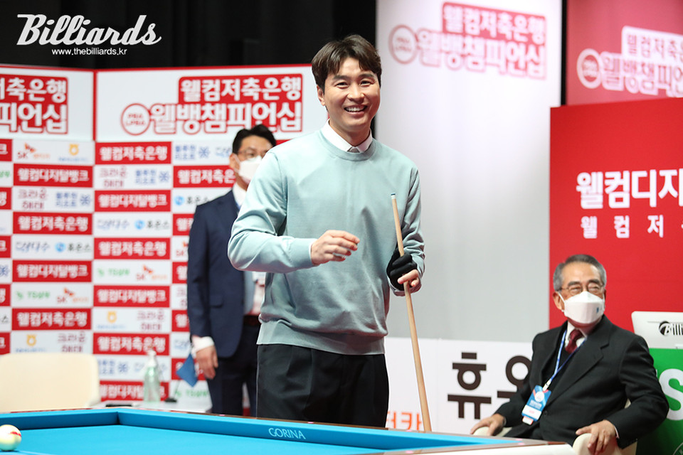 웰컴저축은행 웰뱅 PBA-LPBA 챔피언십 개막식에 깜짝 시타자로 나선 이동국.  사진=고양/이용휘 기자