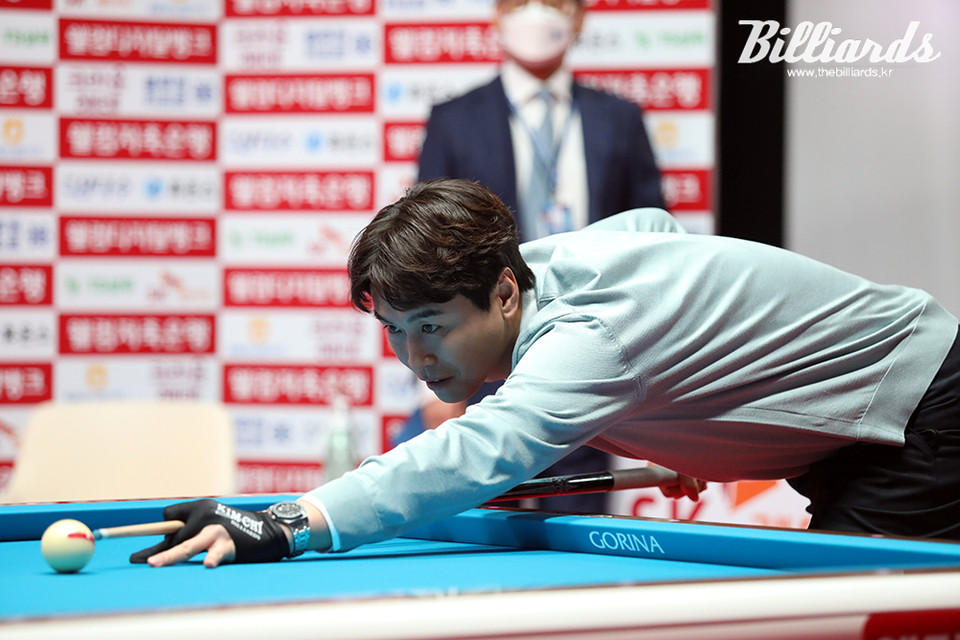 웰컴저축은행 웰뱅 PBA-LPBA 챔피언십 개막식에 깜짝 시타자로 나선 이동국. 사진=고양/이용휘 기자