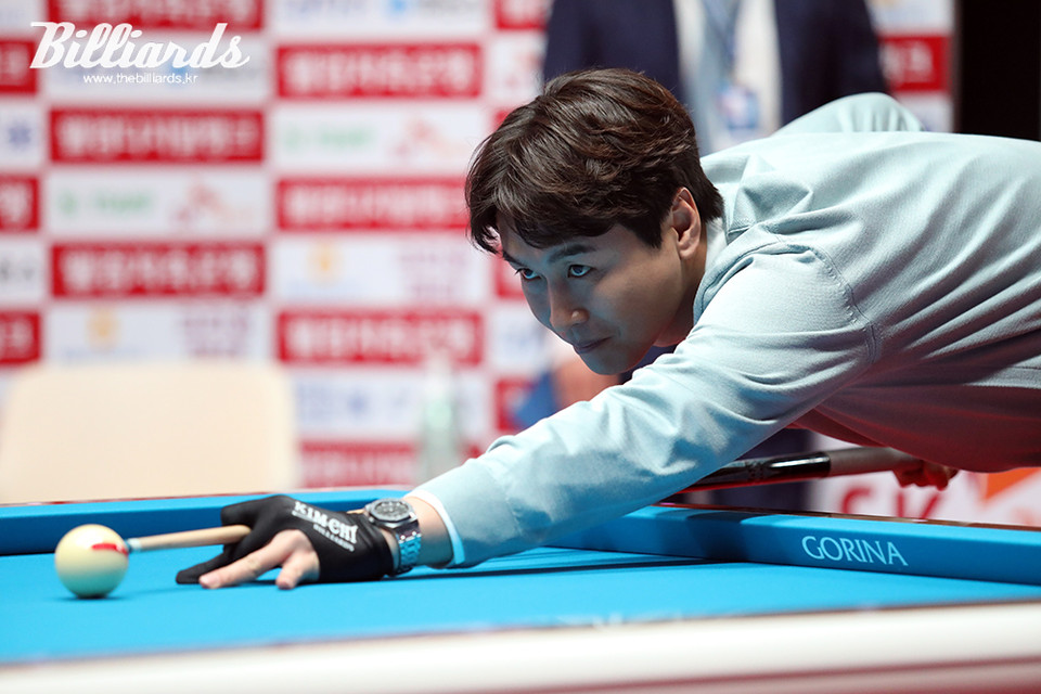 웰컴저축은행 웰뱅 PBA-LPBA 챔피언십 개막식에 깜짝 시타자로 나선 이동국. 사진=고양/이용휘 기자