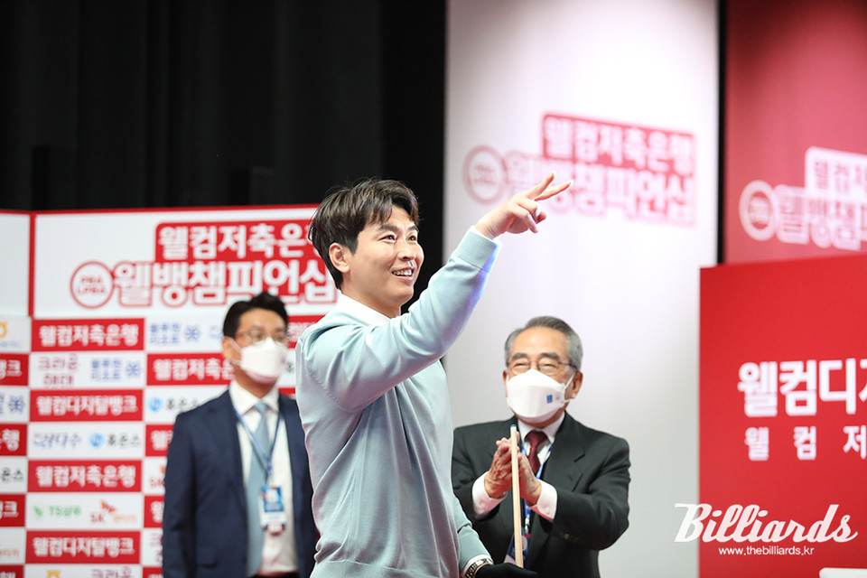 웰컴저축은행 웰뱅 PBA-LPBA 챔피언십의 개막식 시타자로 나선 이동국이 시타를 성공시킨 후 세리머니를 하고 있다.  사진=고양/이용휘 기자