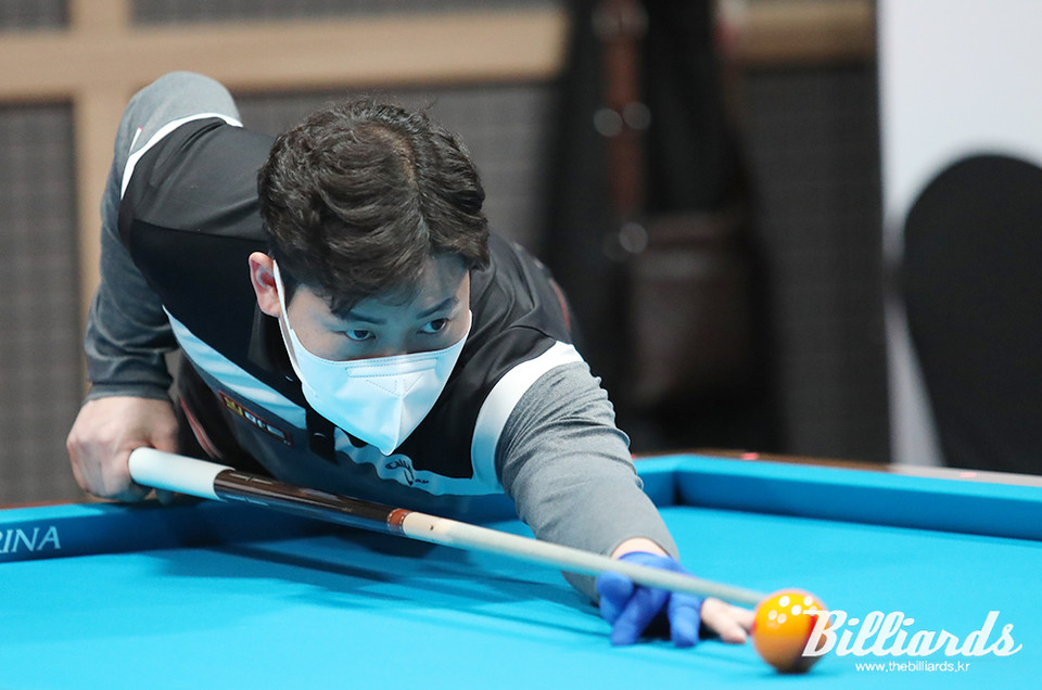 조건휘를 3-0으로 제압하고 16강에 오른 노병찬. 사진=이용휘 기자