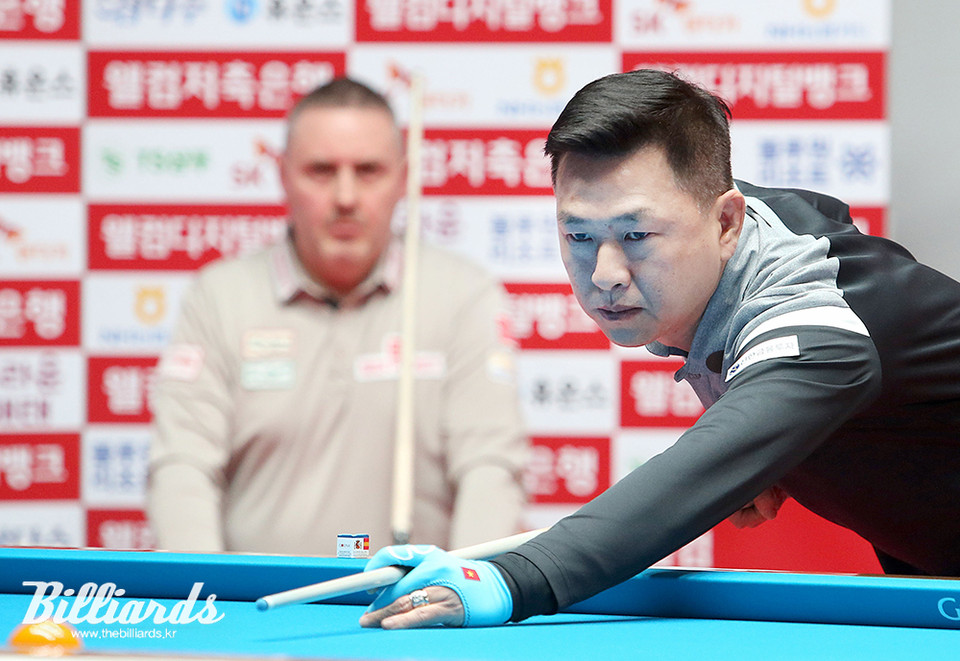 초반 1, 2세트에서 승리를 거두고 2-0으로 앞선 마민깜이 또다시 쿠드롱을 압박했다.  사진=김용근/(사)프로당구협회 제공