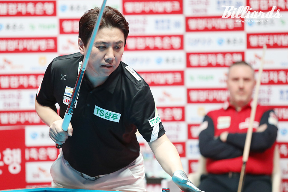 프레데릭 쿠드롱과 준결승전 대결 중인 김종원.  사진=고양/김민영 기자