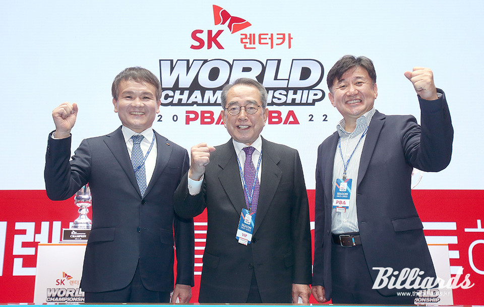 개막식 후 기념 촬영. 왼쪽부터 SK렌터카 황일문 대표, PBA 김영수 총재, PBA 장상진 부총재.  사진=김용근/(사)프로당구협회 제공